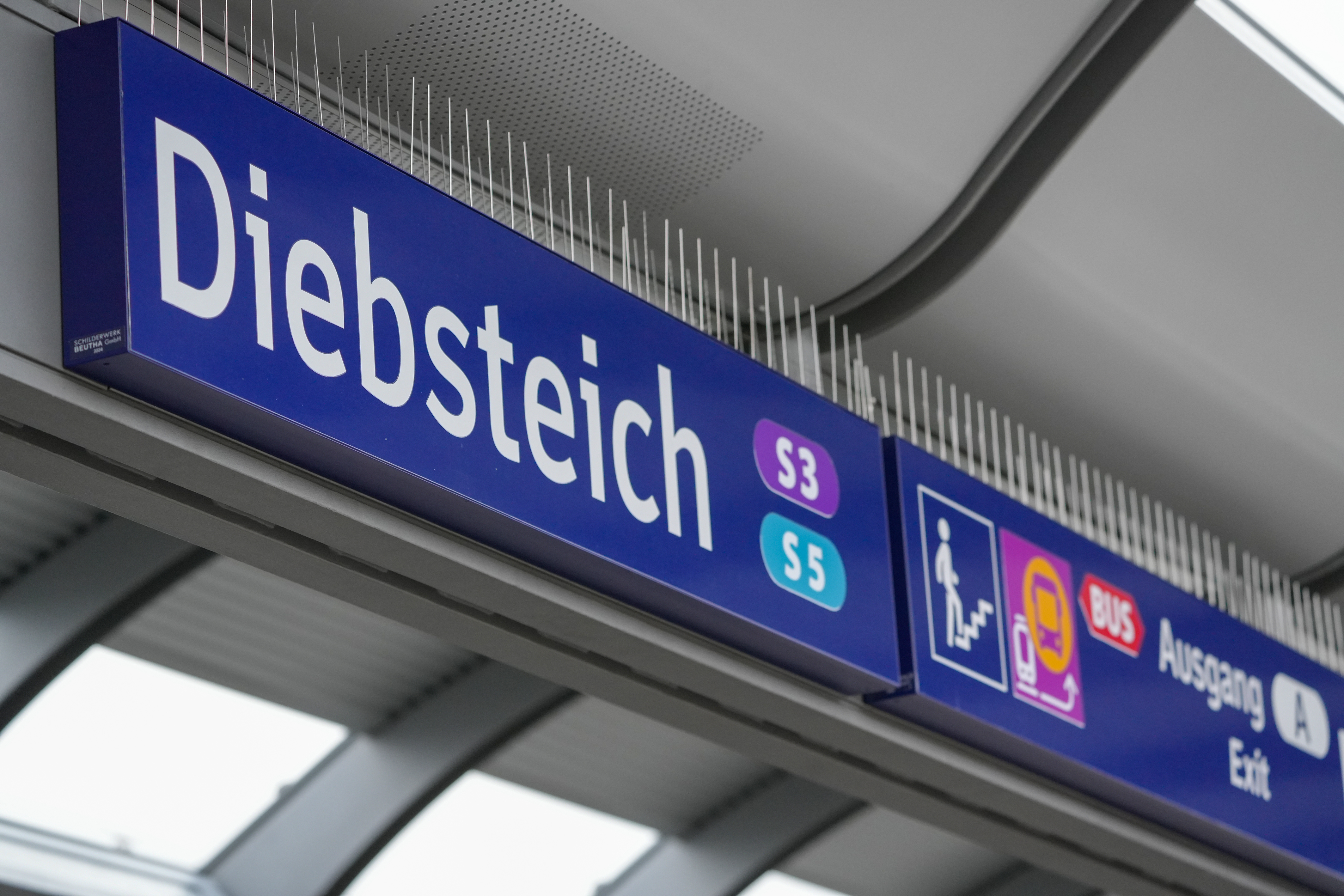 Haltestellenschild der S-Bahnhaltestelle Diebsteich